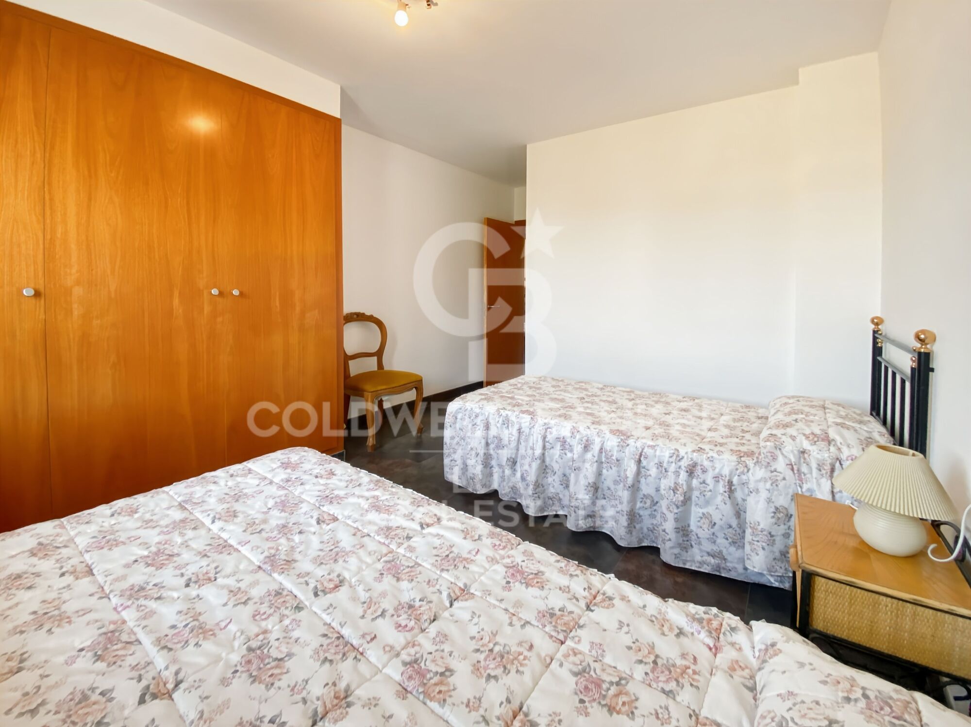 House close to the centre of L'Escala: swimming pool and large garage