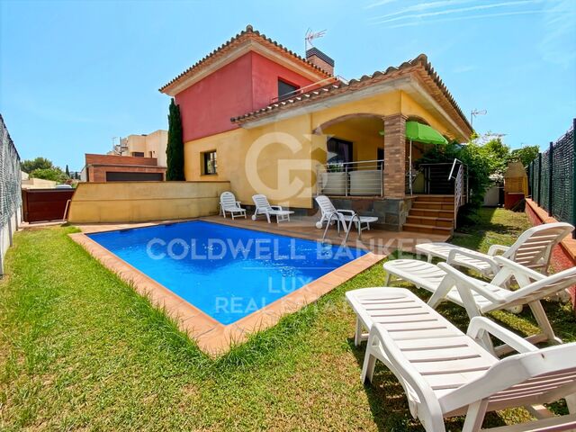House close to the centre of L'Escala: swimming pool and large garage