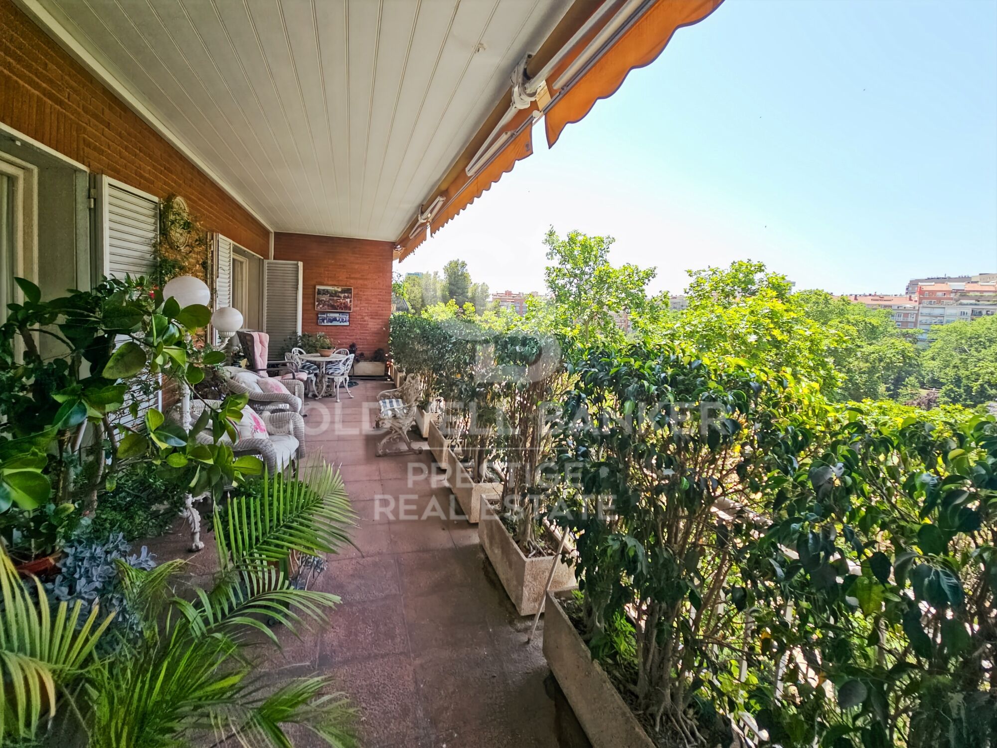 Bright flat with terrace and views to Turó Park, Barcelona