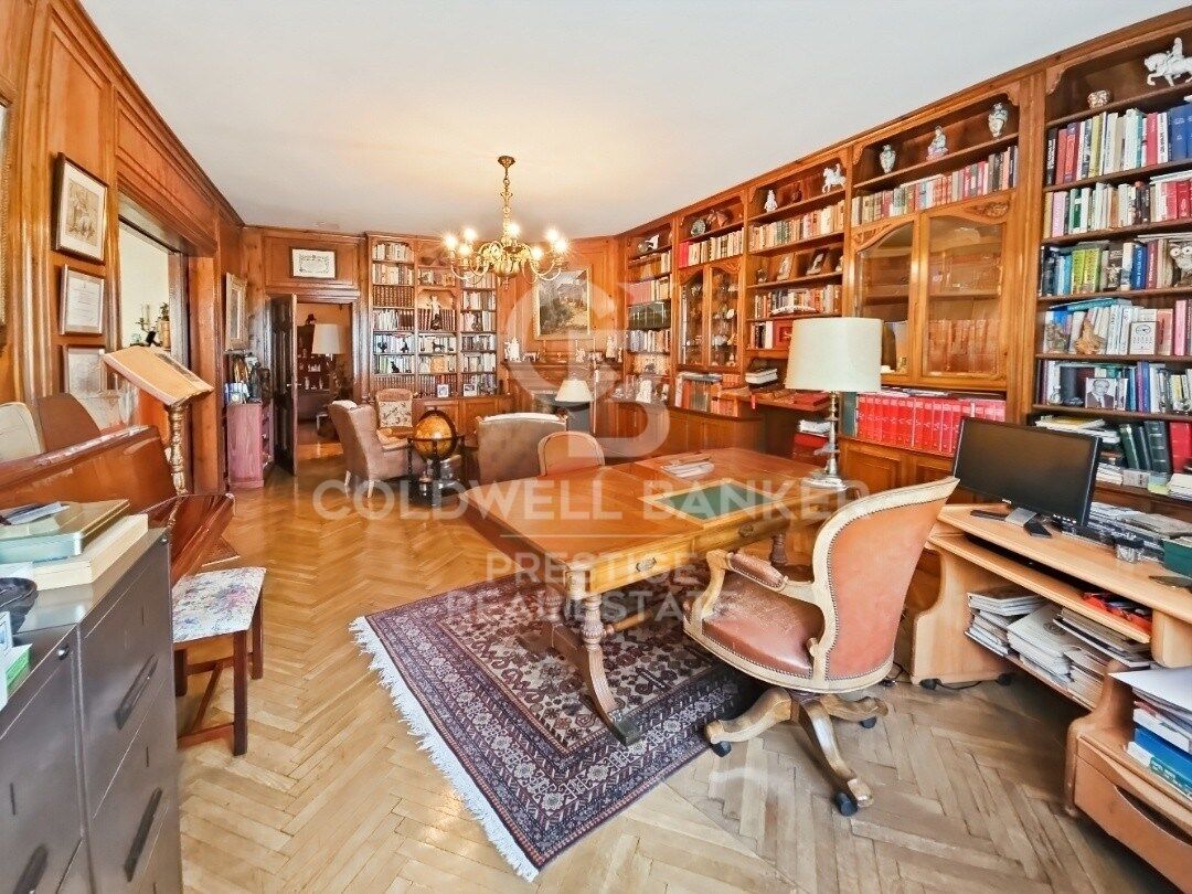 Bright flat with terrace and views to Turó Park, Barcelona