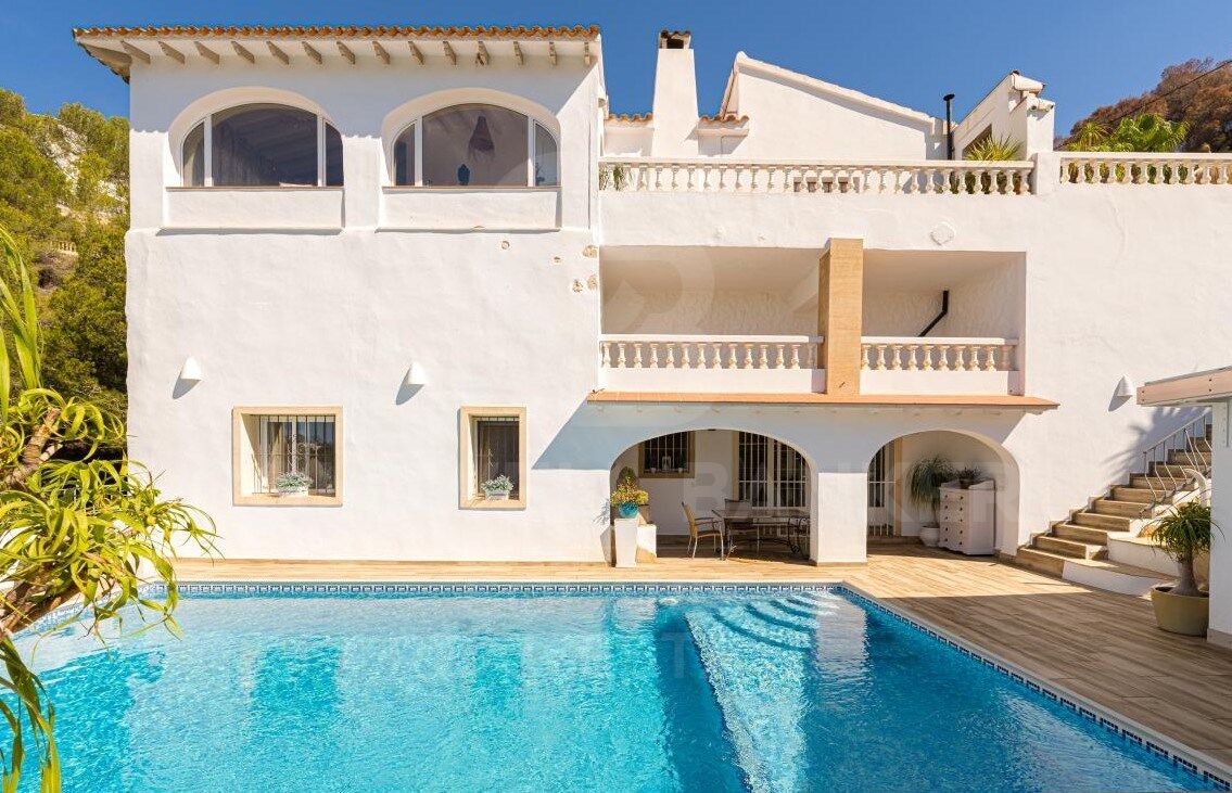 DREAM VILLA IN MORAIRA WITH TOURIST LICENSE AND PANORAMIC VIEWS - EXCLUSIVE INVESTMENT AND LIFESTYLE OPPORTUNITY