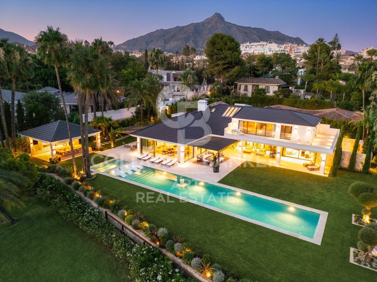 Impresionante villa en primera línea de golf en el corazón de Nueva Andalucía, Marbella