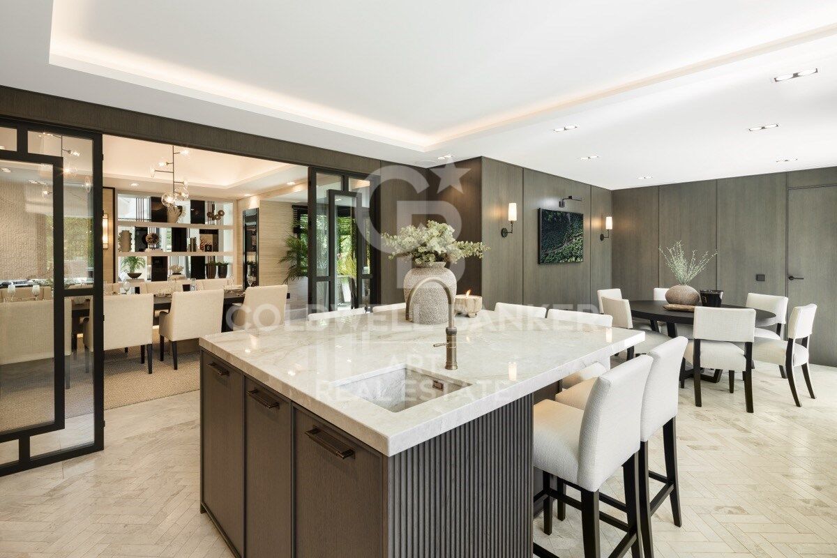 Impresionante villa en primera línea de golf en el corazón de Nueva Andalucía, Marbella