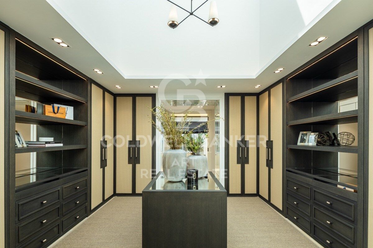 Impresionante villa en primera línea de golf en el corazón de Nueva Andalucía, Marbella