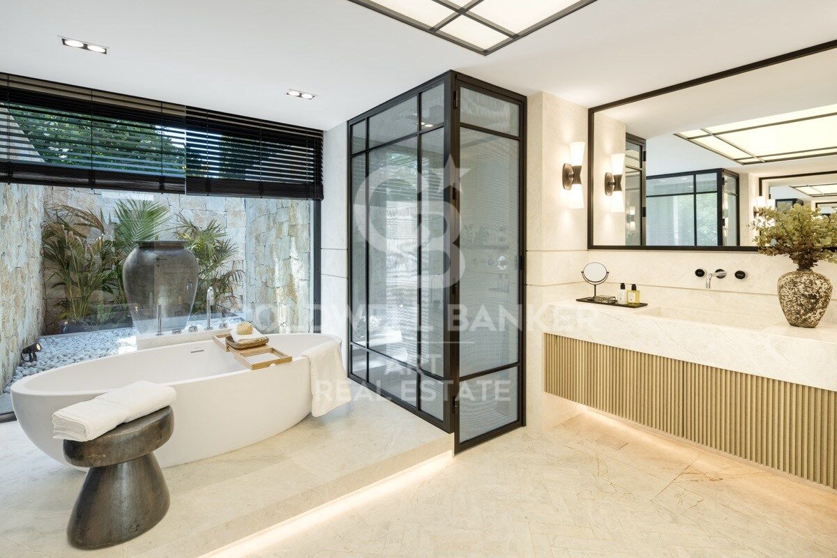 Impresionante villa en primera línea de golf en el corazón de Nueva Andalucía, Marbella