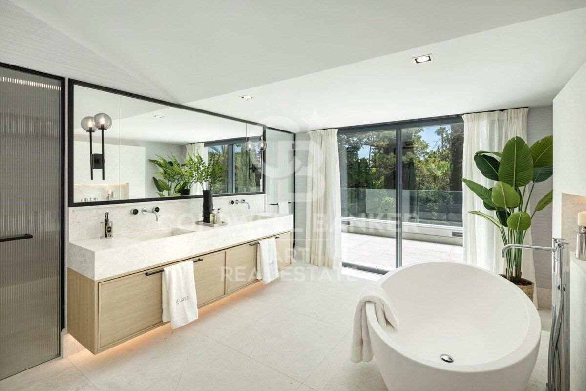 Impresionante villa en primera línea de golf en el corazón de Nueva Andalucía, Marbella