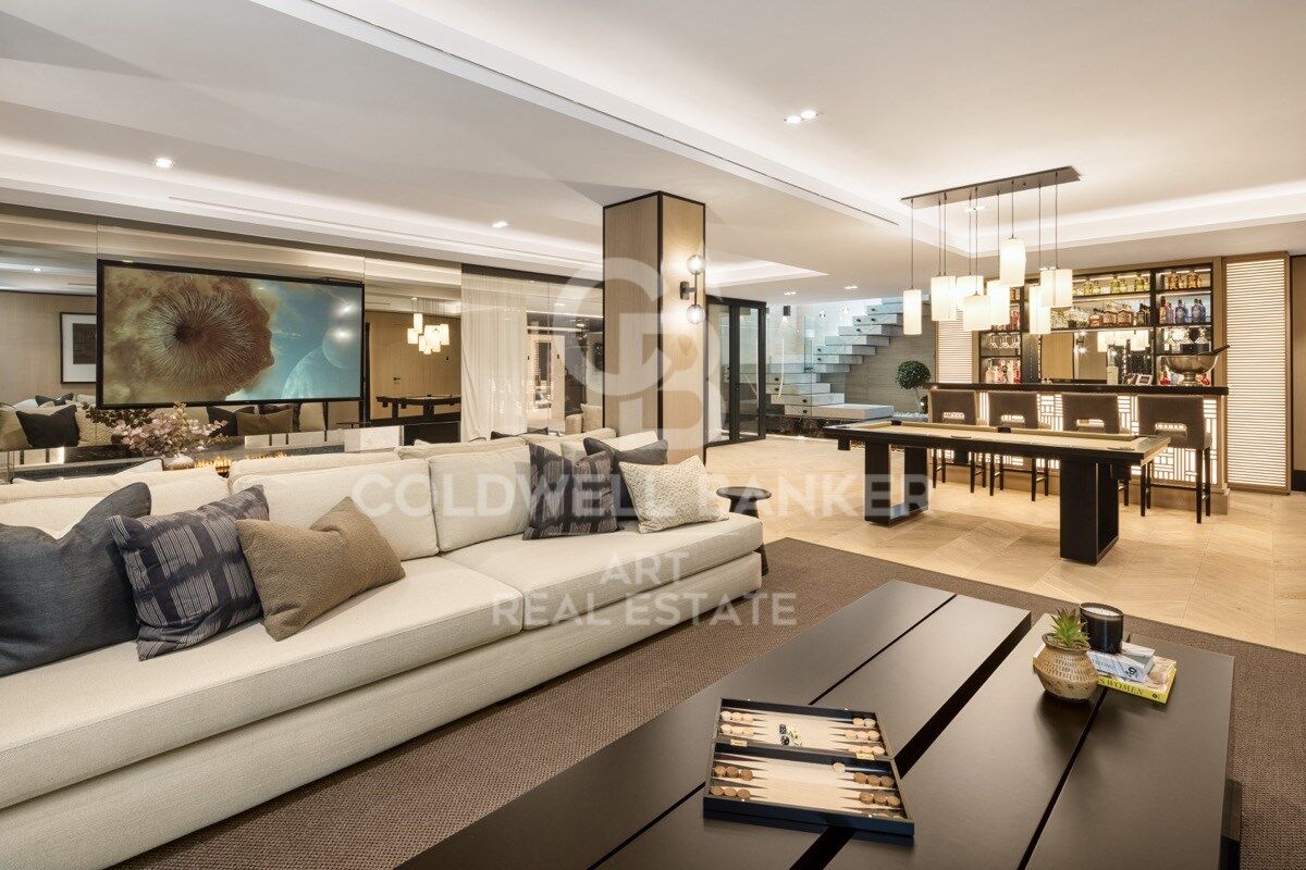 Impresionante villa en primera línea de golf en el corazón de Nueva Andalucía, Marbella