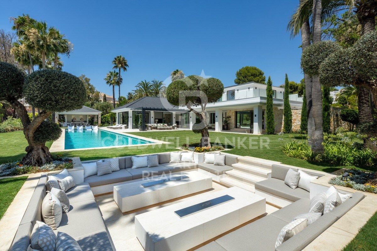 Impresionante villa en primera línea de golf en el corazón de Nueva Andalucía, Marbella