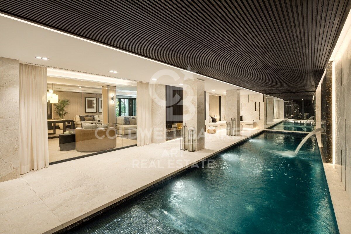 Impresionante villa en primera línea de golf en el corazón de Nueva Andalucía, Marbella