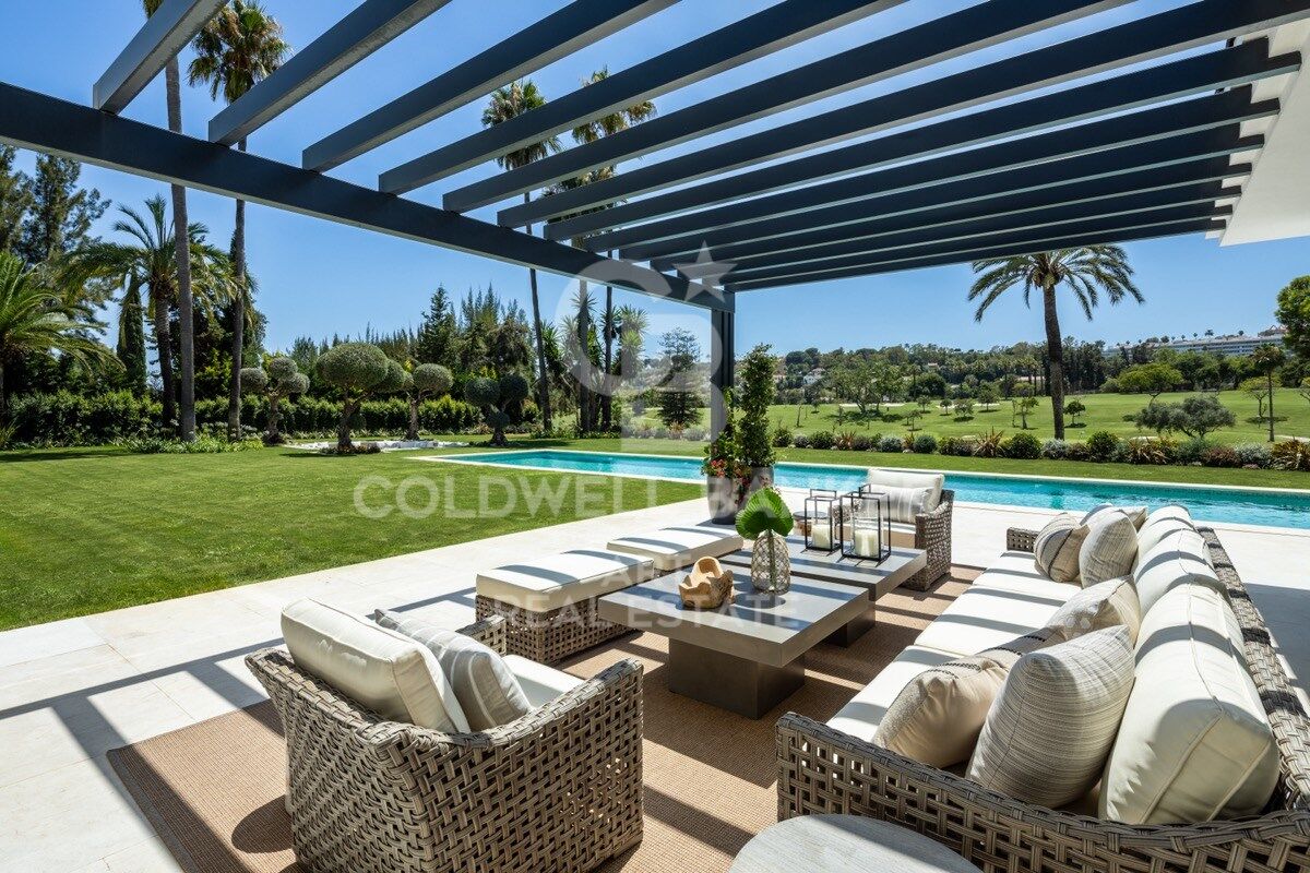 Impresionante villa en primera línea de golf en el corazón de Nueva Andalucía, Marbella