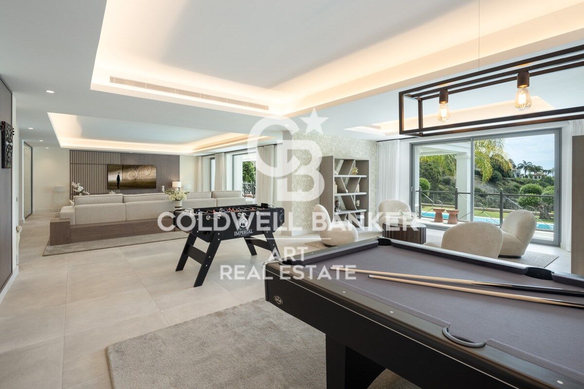 Elegant Andalusian-Contemporary Mansion with Panoramic Sea Views in El Madroñal, Benahavís