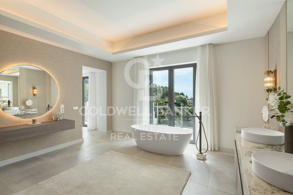 Elegant Andalusian-Contemporary Mansion with Panoramic Sea Views in El Madroñal, Benahavís