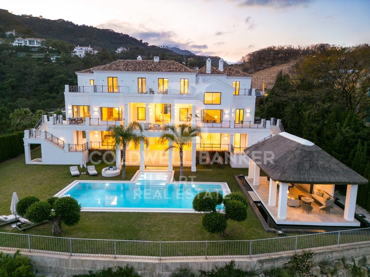 Elegant Andalusian-Contemporary Mansion with Panoramic Sea Views in El Madroñal, Benahavís