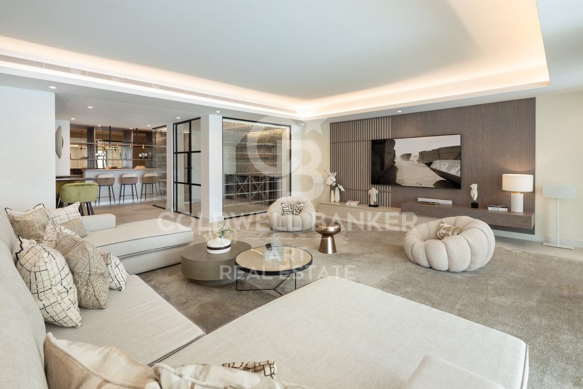 Elegant Andalusian-Contemporary Mansion with Panoramic Sea Views in El Madroñal, Benahavís