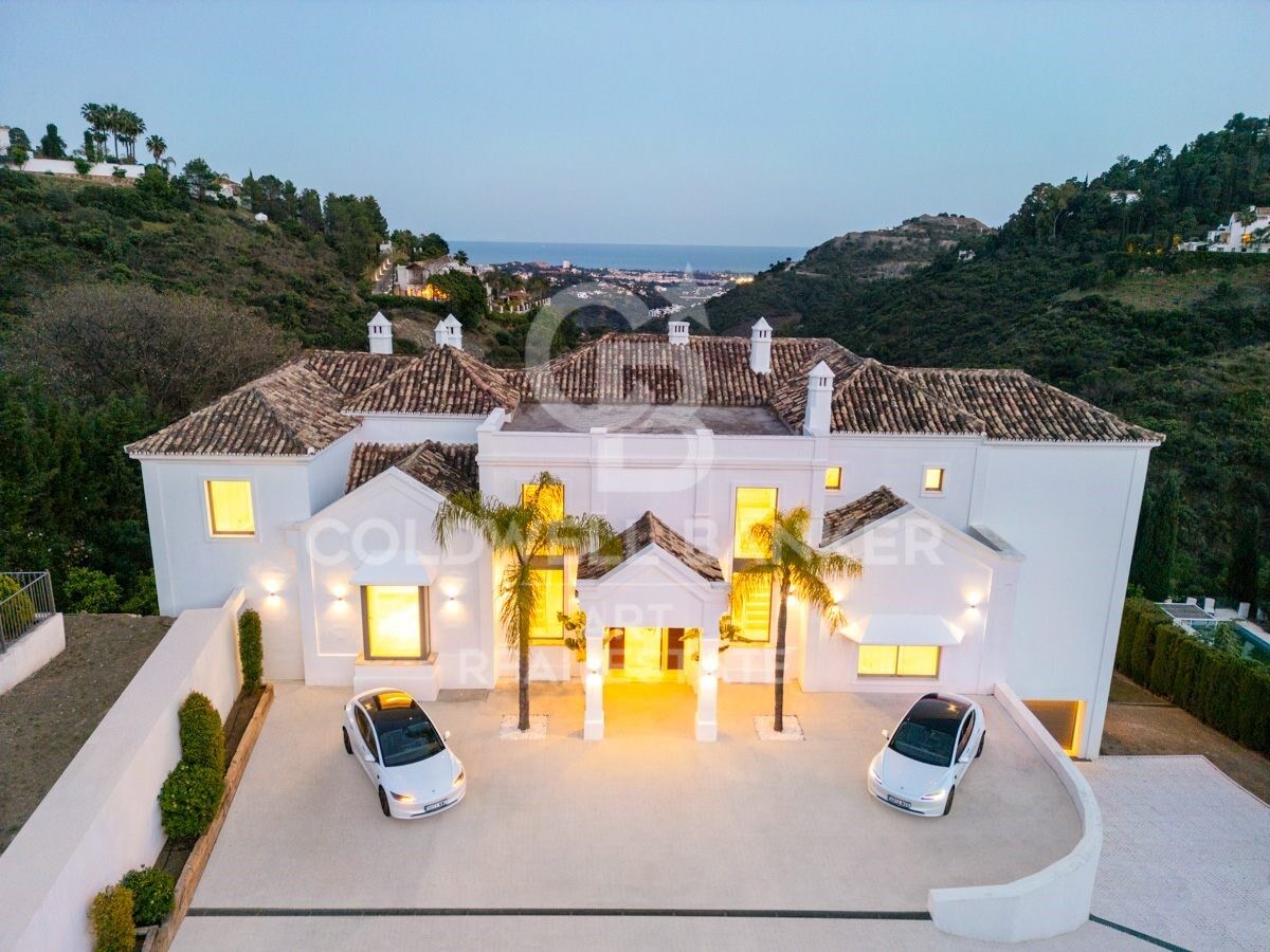 Elegant Andalusian-Contemporary Mansion with Panoramic Sea Views in El Madroñal, Benahavís