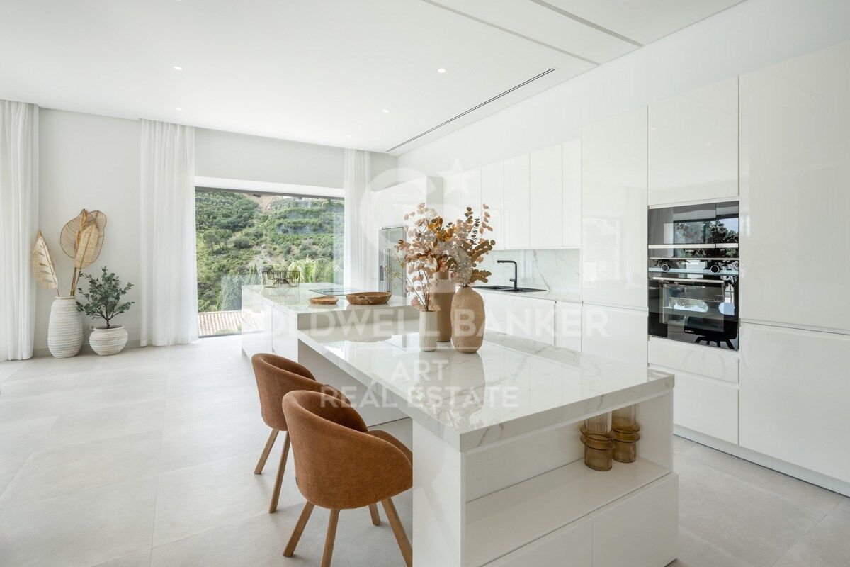 Elegant Andalusian-Contemporary Mansion with Panoramic Sea Views in El Madroñal, Benahavís