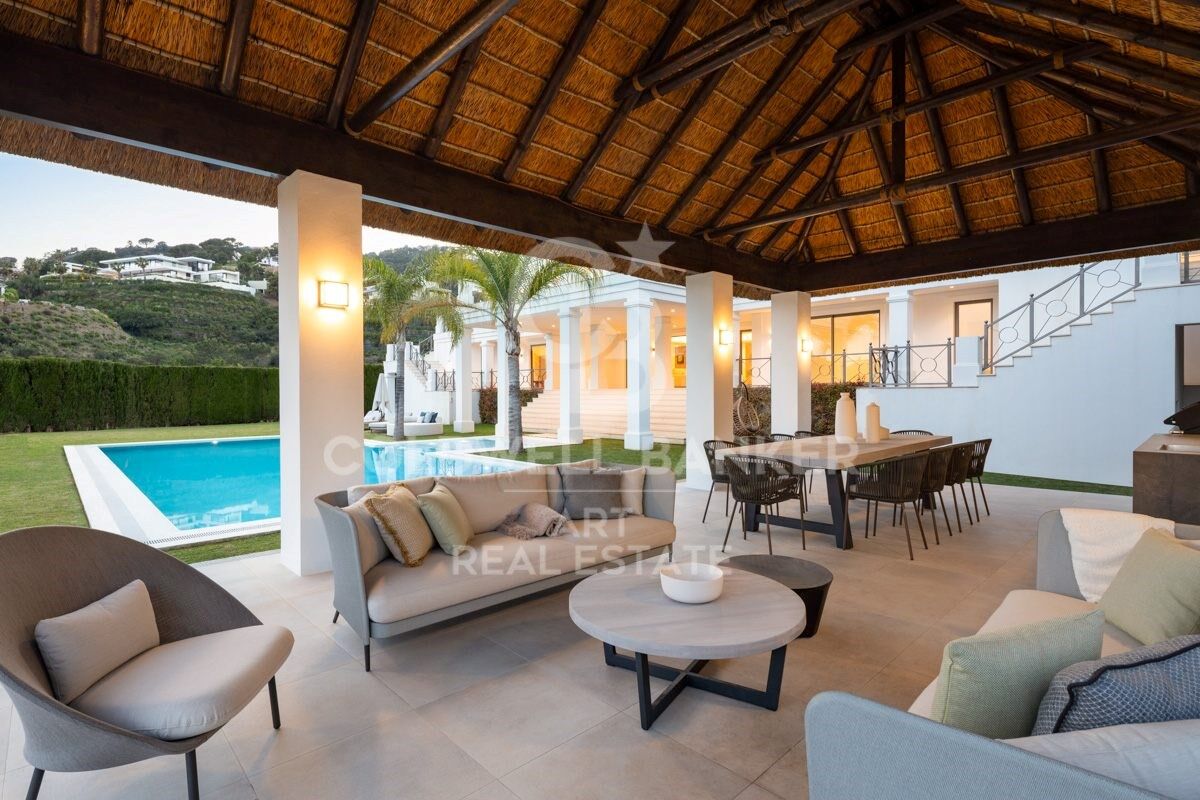 Elegant Andalusian-Contemporary Mansion with Panoramic Sea Views in El Madroñal, Benahavís