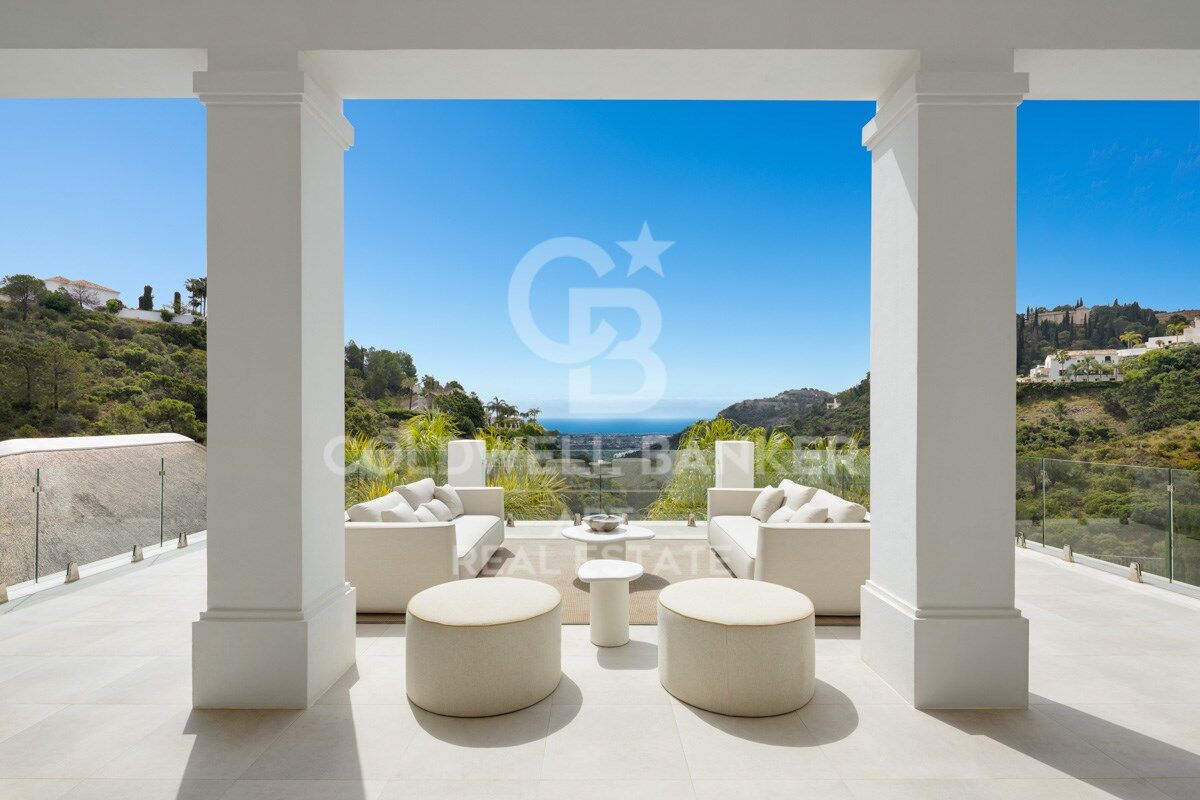 Elegant Andalusian-Contemporary Mansion with Panoramic Sea Views in El Madroñal, Benahavís