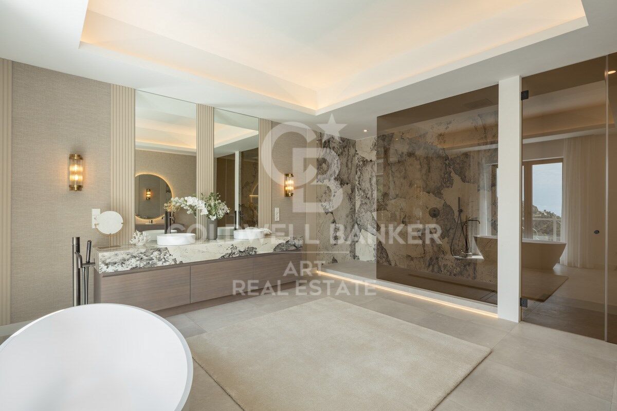 Elegant Andalusian-Contemporary Mansion with Panoramic Sea Views in El Madroñal, Benahavís