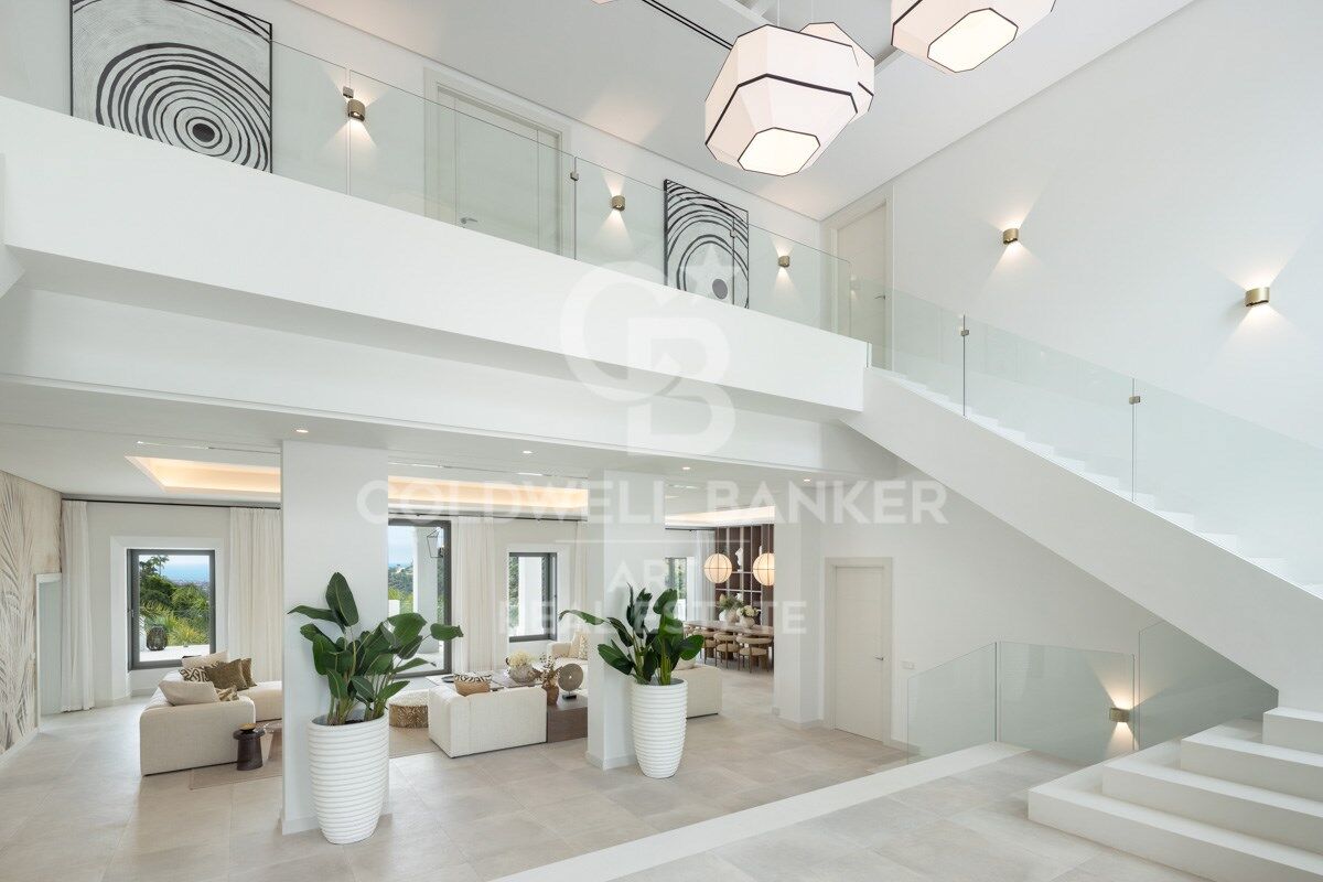 Elegant Andalusian-Contemporary Mansion with Panoramic Sea Views in El Madroñal, Benahavís