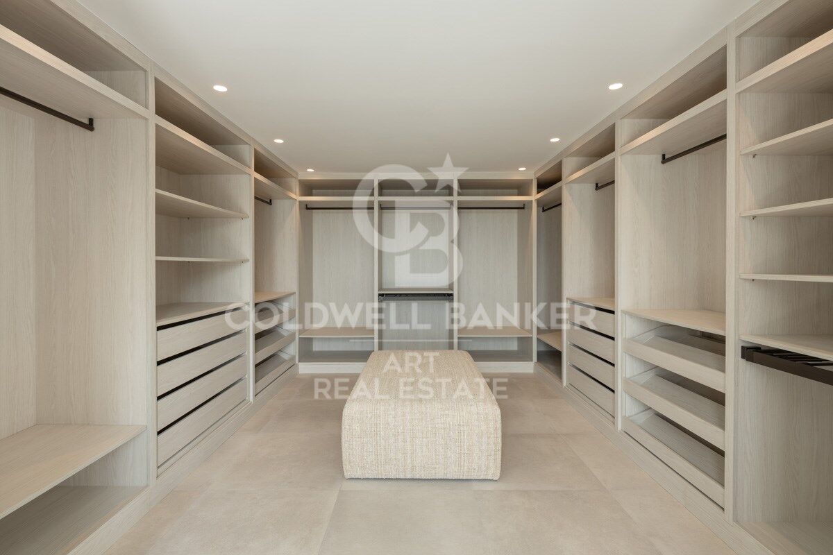 Elegant Andalusian-Contemporary Mansion with Panoramic Sea Views in El Madroñal, Benahavís