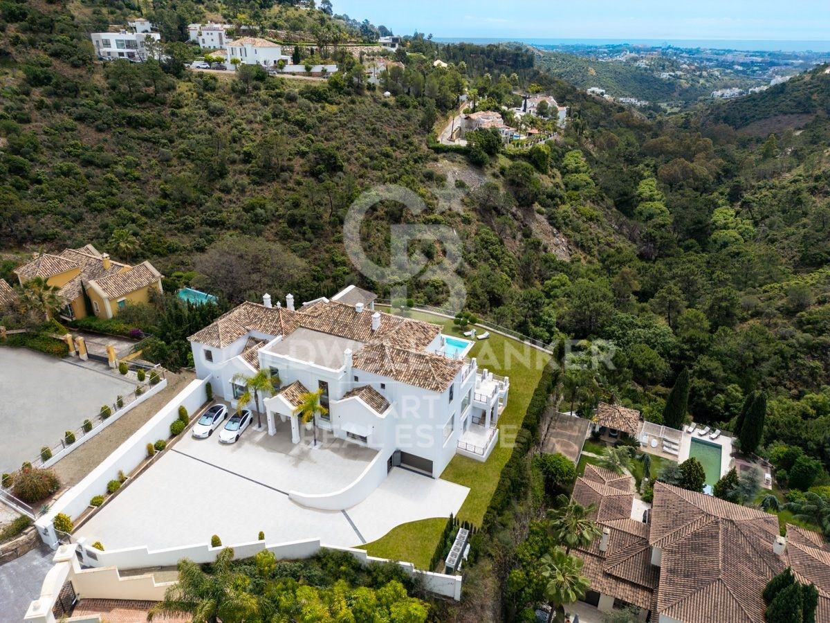Elegante mansión andaluz-contemporánea con vistas panorámicas al mar en El Madroñal, Benahavís