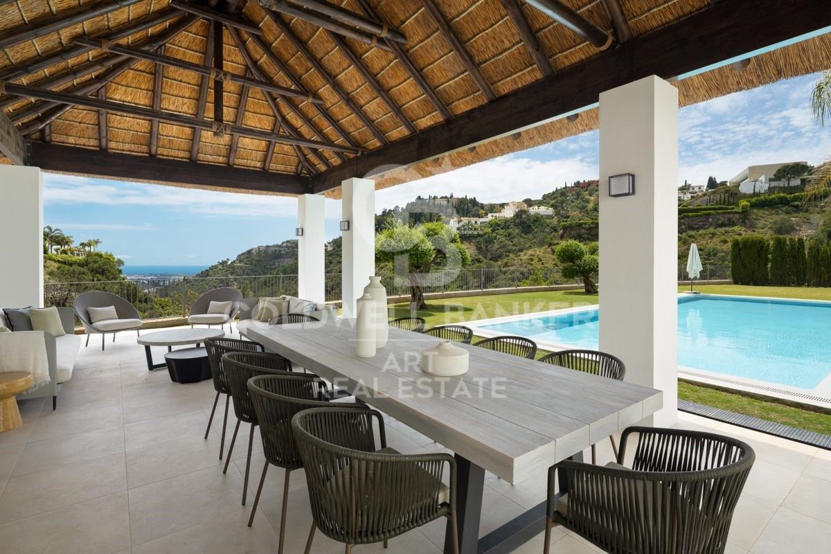 Elegant Andalusian-Contemporary Mansion with Panoramic Sea Views in El Madroñal, Benahavís