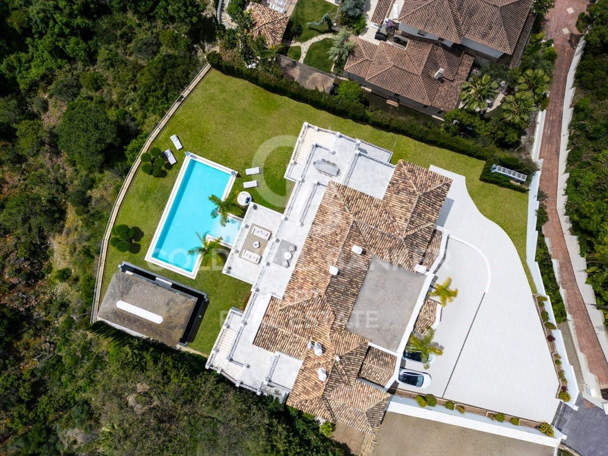 Elegant Andalusian-Contemporary Mansion with Panoramic Sea Views in El Madroñal, Benahavís