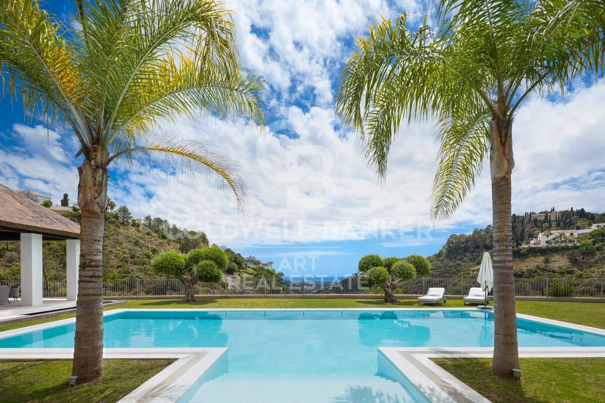 Élégante Demeure Andalouse-Contemporaine avec Vue Panoramique sur la Mer à El Madroñal, Benahavís