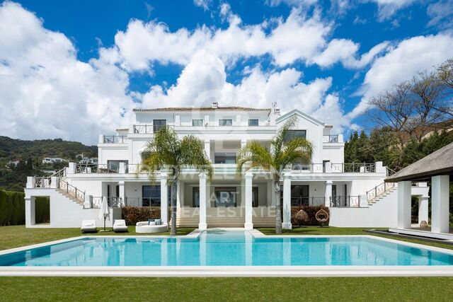 Elegante mansión andaluz-contemporánea con vistas panorámicas al mar en El Madroñal, Benahavís