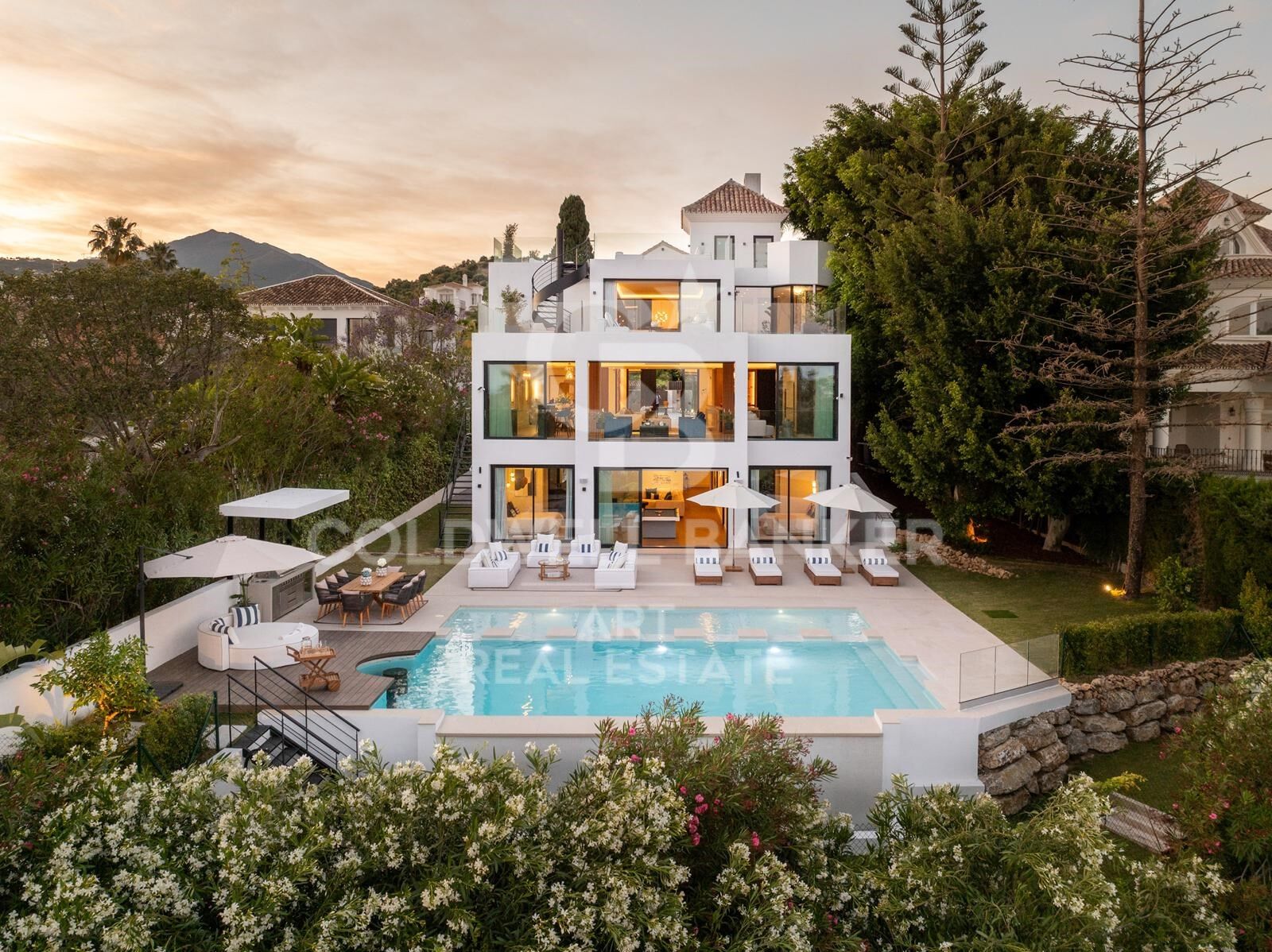 Außergewöhnliche zeitgenössische Villa mit Panoramablick auf Las Brisas Golf in Nueva Andalucía, Marbella