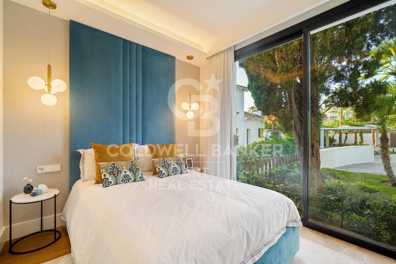 Außergewöhnliche zeitgenössische Villa mit Panoramablick auf Las Brisas Golf in Nueva Andalucía, Marbella