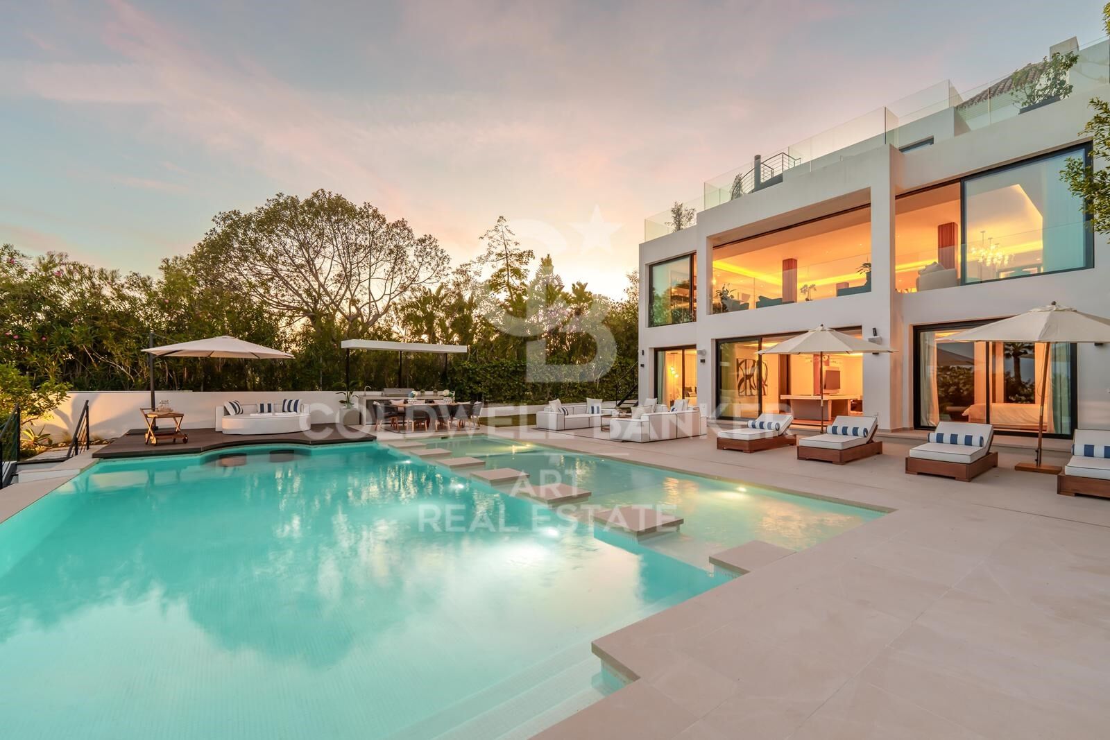 Außergewöhnliche zeitgenössische Villa mit Panoramablick auf Las Brisas Golf in Nueva Andalucía, Marbella