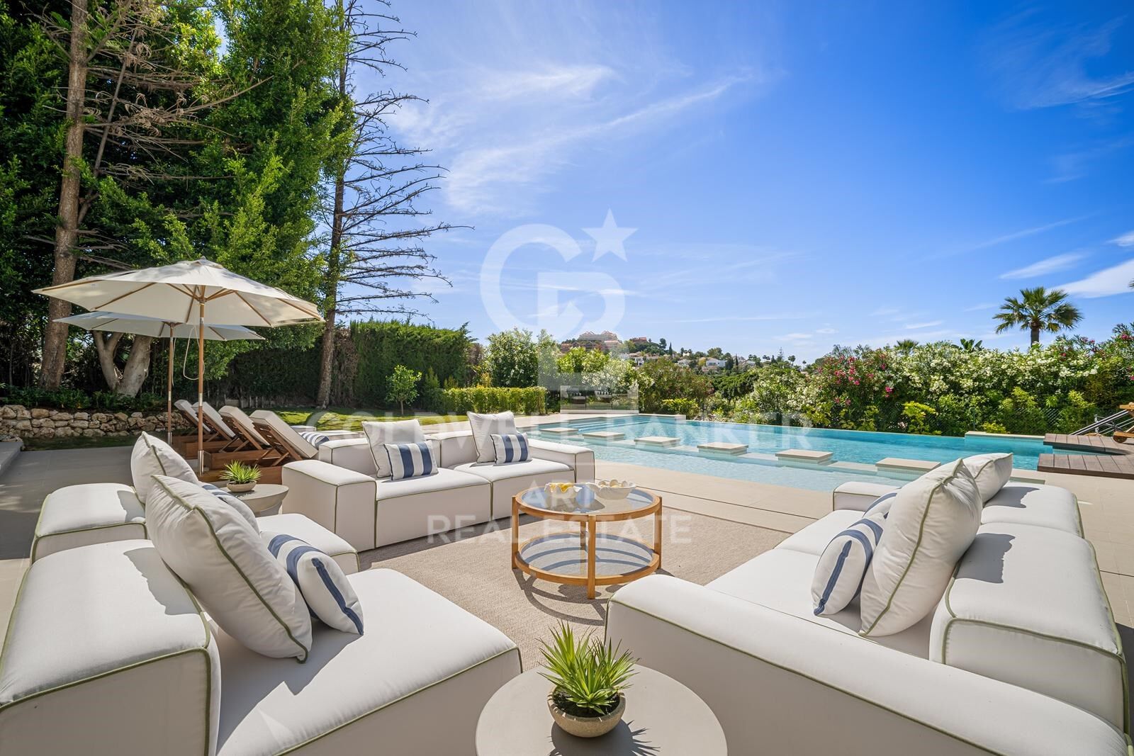 Außergewöhnliche zeitgenössische Villa mit Panoramablick auf Las Brisas Golf in Nueva Andalucía, Marbella