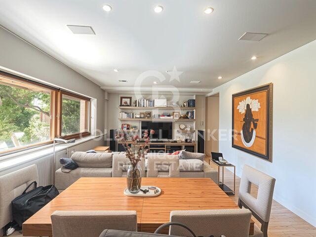 Ground floor flat with private garden and 2 bedrooms in Nueva España, Madrid