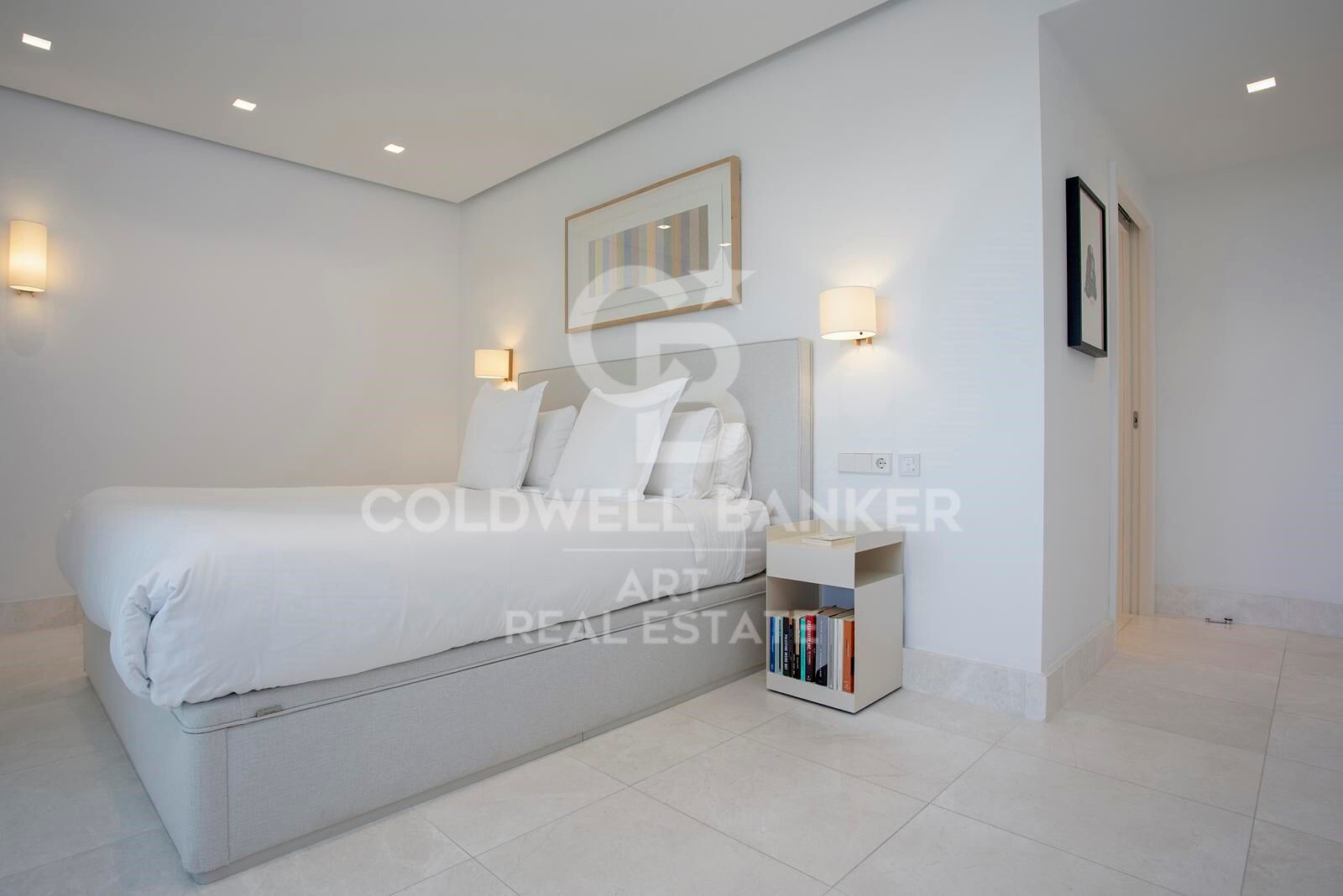 Elegante apartamento frente al campo de golf con vistas parciales al mar en Guadalmina Alta, Marbella