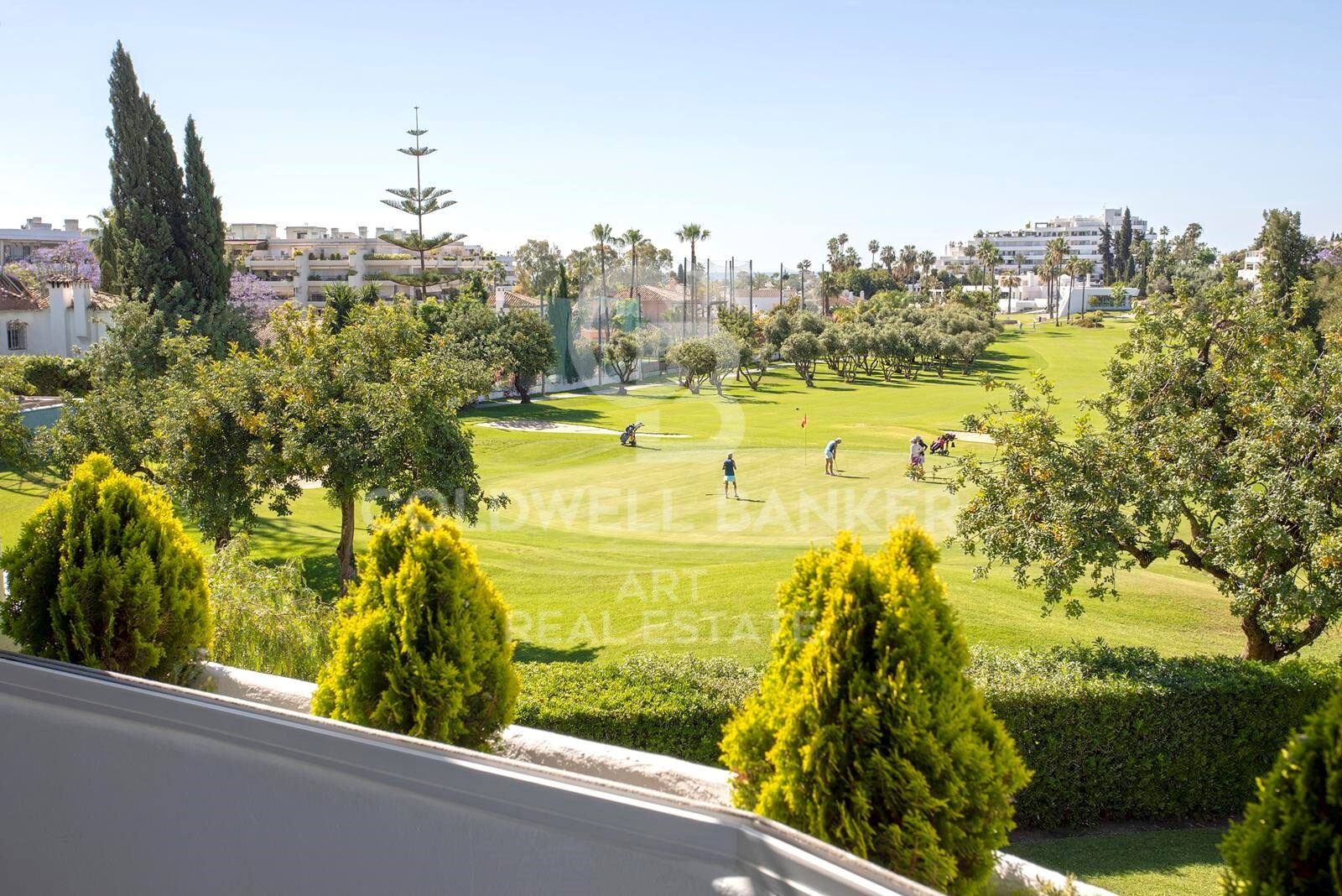 Elegante apartamento frente al campo de golf con vistas parciales al mar en Guadalmina Alta, Marbella