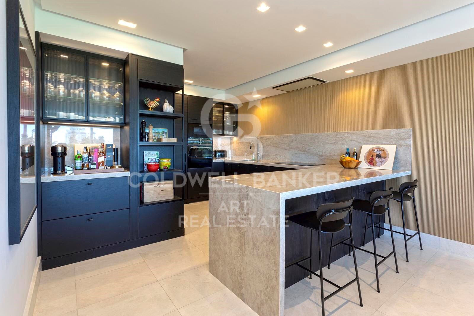 Elegante apartamento frente al campo de golf con vistas parciales al mar en Guadalmina Alta, Marbella