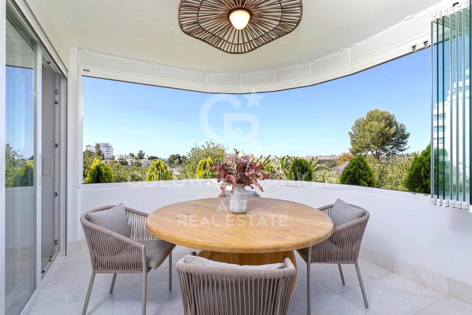 Elegante apartamento frente al campo de golf con vistas parciales al mar en Guadalmina Alta, Marbella