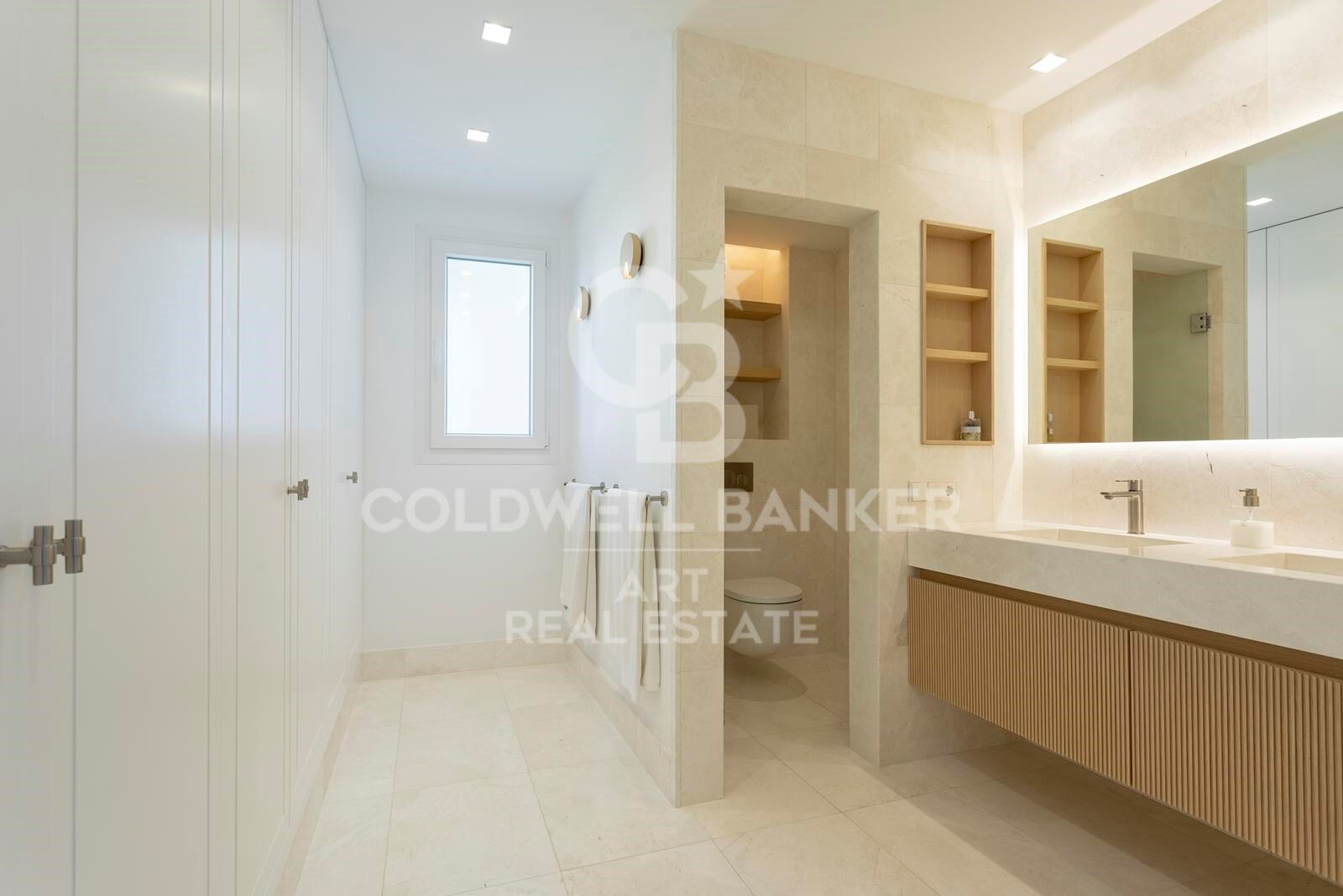 Elegante apartamento frente al campo de golf con vistas parciales al mar en Guadalmina Alta, Marbella