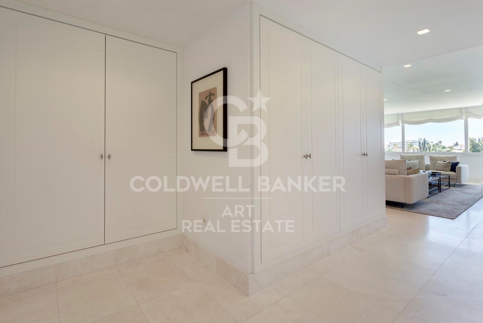 Elegante apartamento frente al campo de golf con vistas parciales al mar en Guadalmina Alta, Marbella