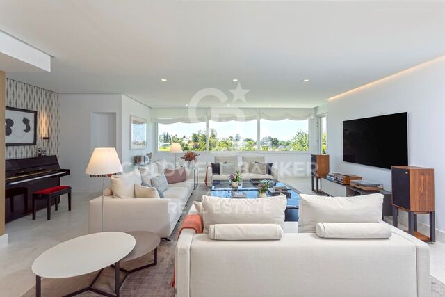 Elegant frontline golf apartment with partial sea views in Guadalmina Alta, Marbella