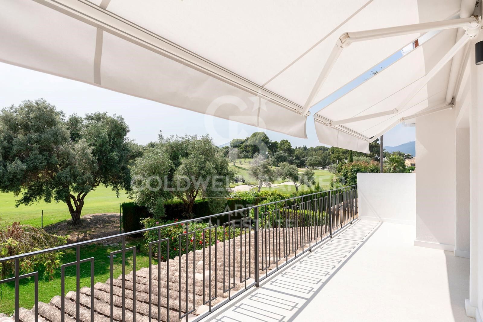 Exclusiva casa adosada con vistas al golf en Nueva Andalucía, Marbella