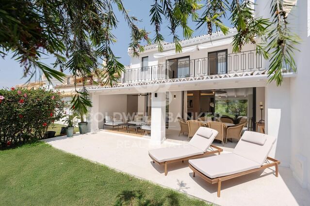 Exclusiva casa adosada con vistas al golf en Nueva Andalucía, Marbella