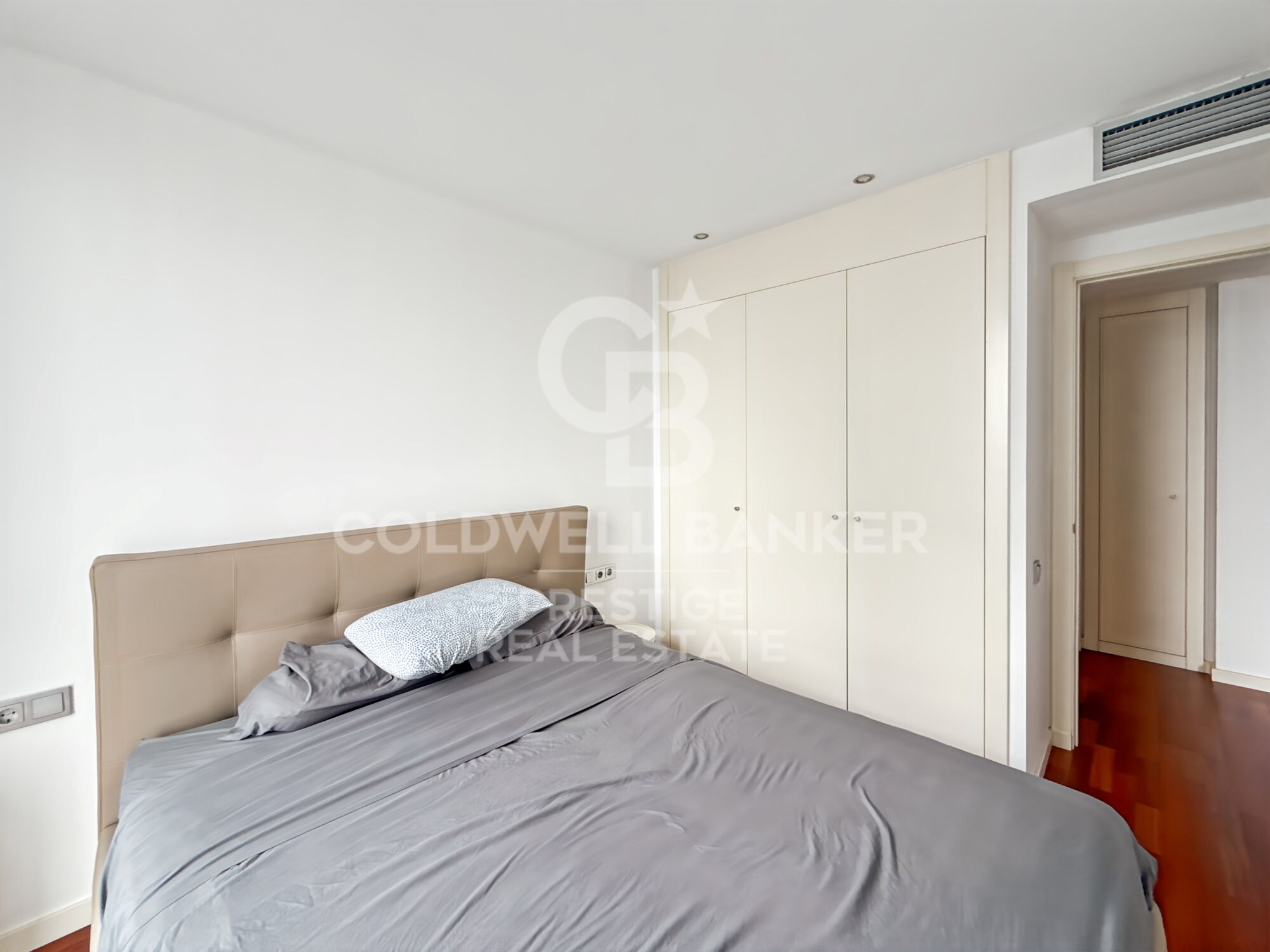 Renovated and Bright Flat for Sale in Barceloneta