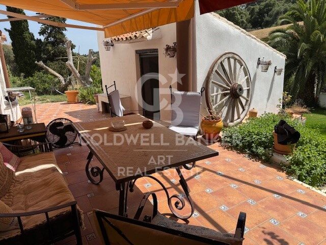 Encantadora finca con vistas panorámicas en la tranquilidad de Casares
