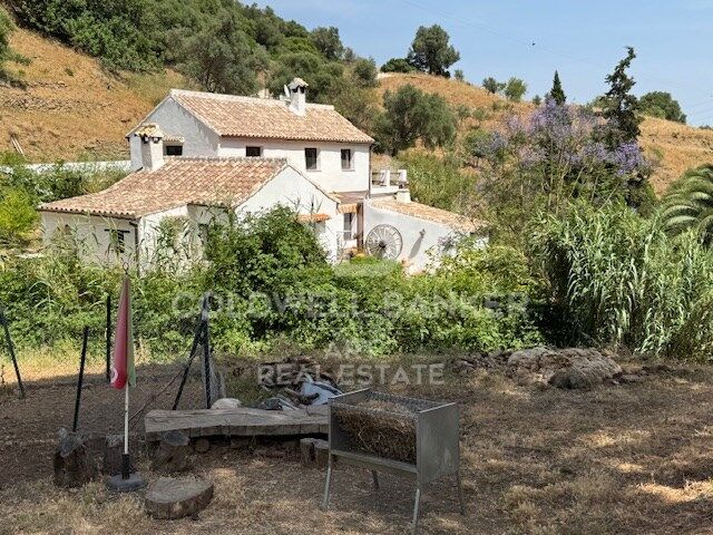 Charmante finca avec vue panoramique dans le calme de Casares