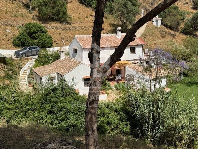 Charming finca with panoramic views in tranquil Casares
