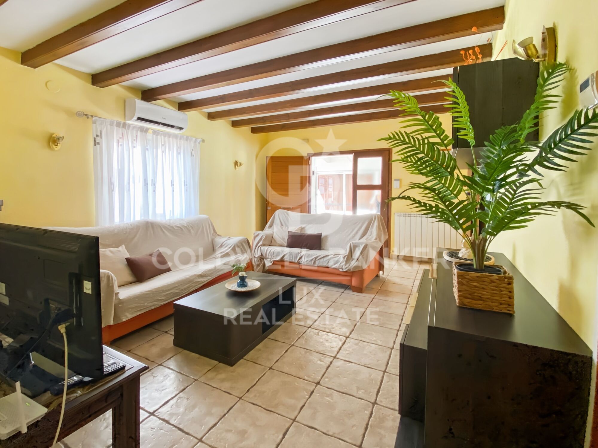 House with pool, garage and tourist licence near the sea