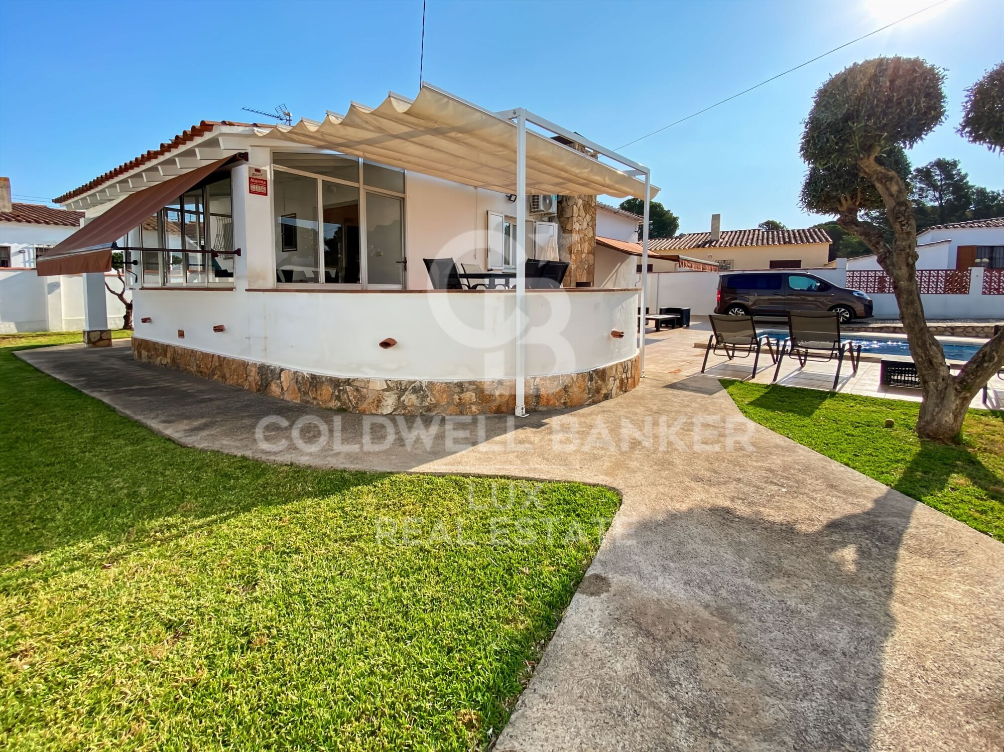House with pool, garage and tourist licence near the sea